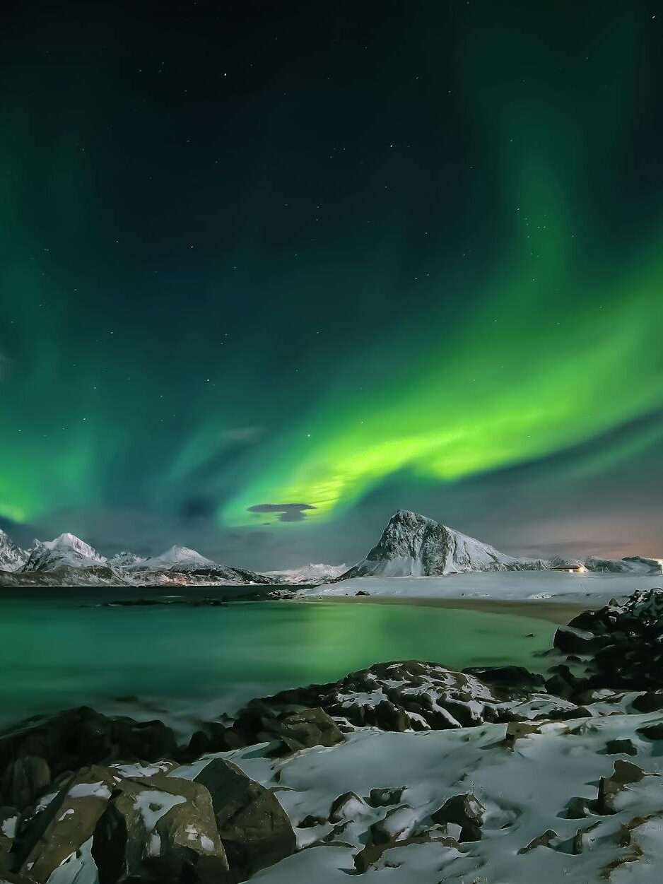 green aurora borealis over the lake